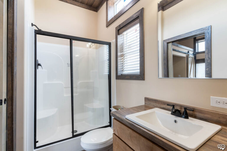 Cozy Cabin DVHBSS-MONL-1644-bath-1